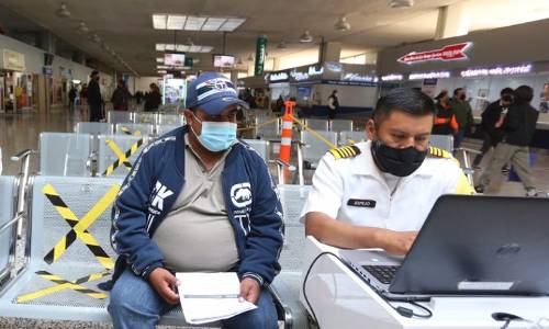 Aplican vacuna a rezagados en Terminal de Toluca; dijeron todos